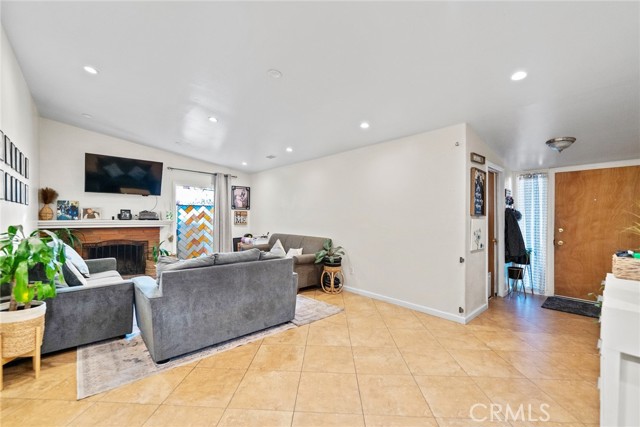 Detail Gallery Image 7 of 20 For 9087 Rosecrest, Fontana,  CA 92335 - 4 Beds | 2 Baths