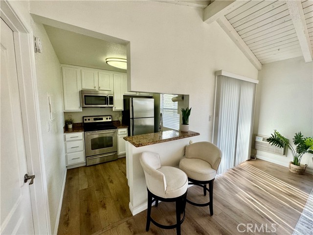 Detail Gallery Image 7 of 21 For 1345 Cabrillo Park Dr. #J16,  Santa Ana,  CA 92701 - 1 Beds | 1 Baths