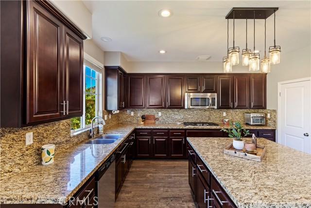 Detail Gallery Image 19 of 66 For 1431 Burnett Cir, Corona,  CA 92882 - 5 Beds | 3/1 Baths