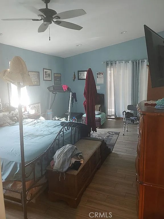 https://media.crmls.org/medias/351445f1-2d55-4f2b-9520-74a4ca6668d4.jpg?preset=X-Large
