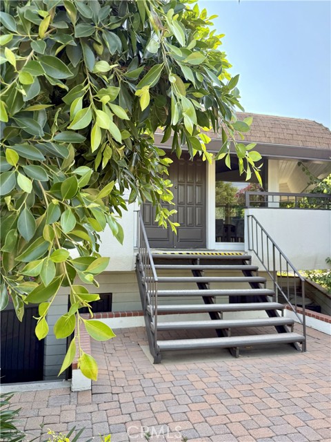 5216 Lindley Avenue, Encino CA: https://media.crmls.org/medias/351a3776-b461-4fef-89b4-c35207d69d27.jpg