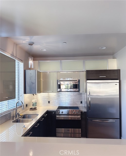 Detail Gallery Image 10 of 26 For 1411 N Detroit St #402,  Los Angeles,  CA 90046 - 3 Beds | 2/1 Baths