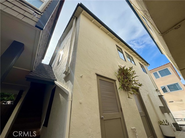 1510 W Oceanfront, Newport Beach CA: https://media.crmls.org/medias/351ed3e0-514f-4252-9627-cd89751cfddd.jpg
