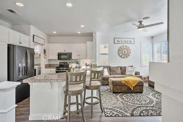Detail Gallery Image 11 of 41 For 30414 Sequoia Ct, Castaic,  CA 91384 - 5 Beds | 2/1 Baths