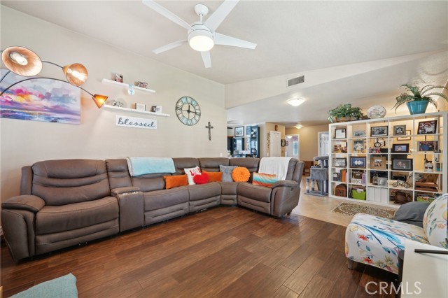 6253 Hamilton Court, Chino CA: https://media.crmls.org/medias/351fcfcf-3922-41e2-a2bb-937493609387.jpg