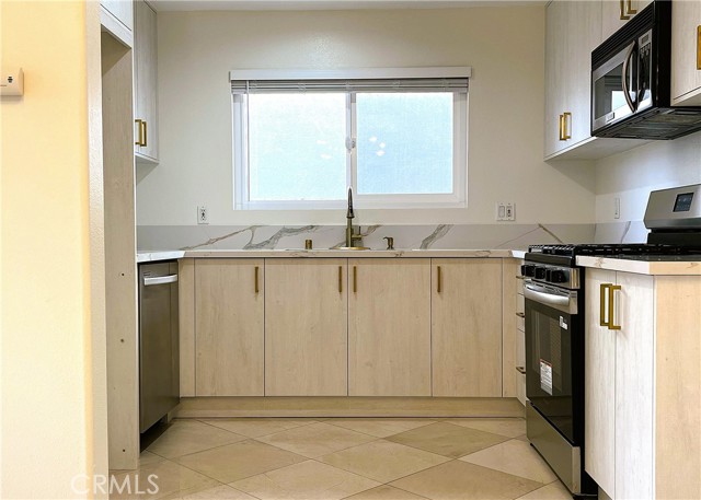 Detail Gallery Image 13 of 33 For 10357 Commerce Ave #7,  Tujunga,  CA 91042 - 4 Beds | 2/1 Baths