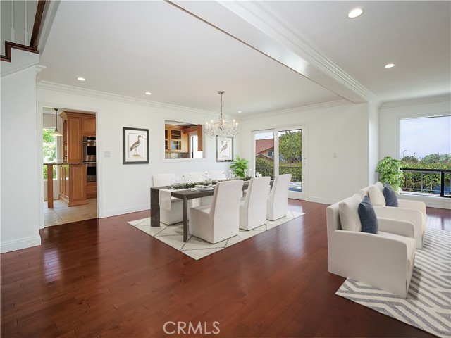 This photo is virtually staged. (Dining room)