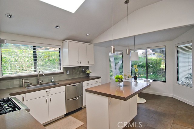 28 Fairway Drive, Manhattan Beach CA: https://media.crmls.org/medias/35244d2d-8c8a-47a8-9ba6-c81e36c00eee.jpg