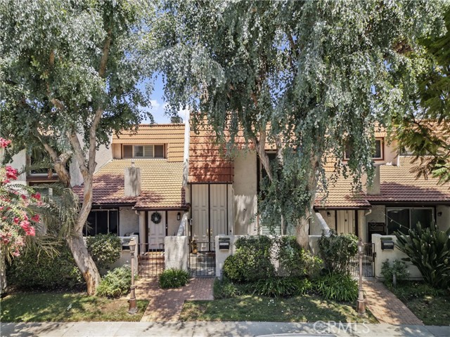 22255 1/4 Erwin Street, Woodland Hills CA: https://media.crmls.org/medias/3525eb63-ab52-47b8-91e6-a69dd69d9f2e.jpg