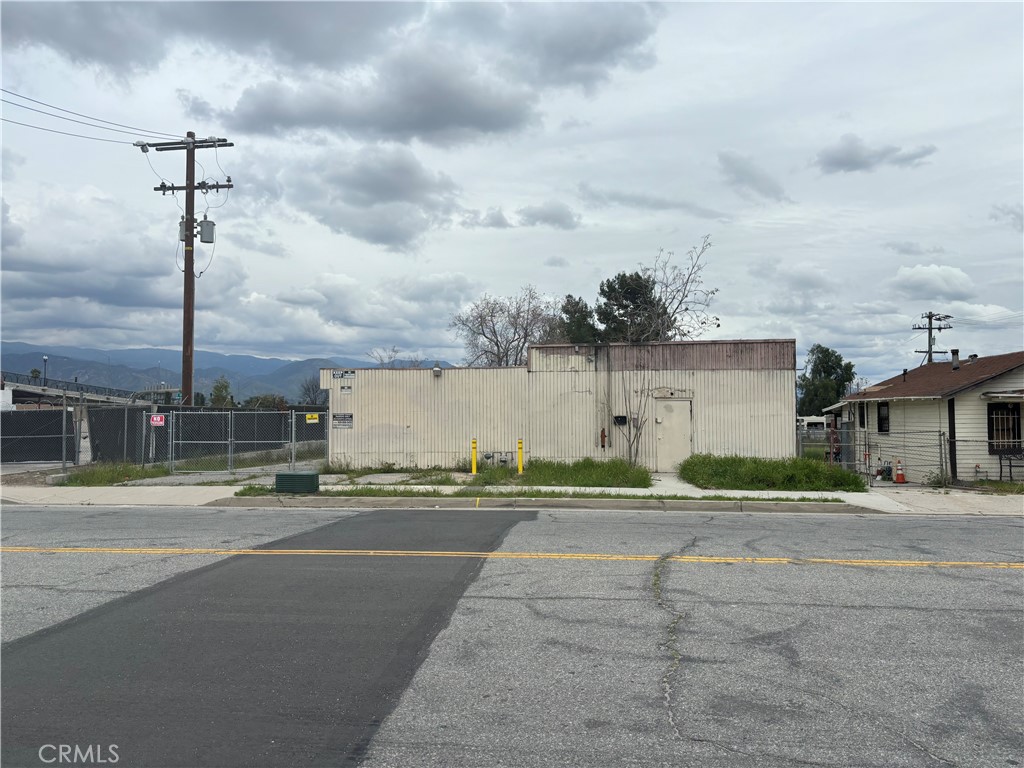2105 N Mount Vernon Avenue, San Bernardino, CA 92411
