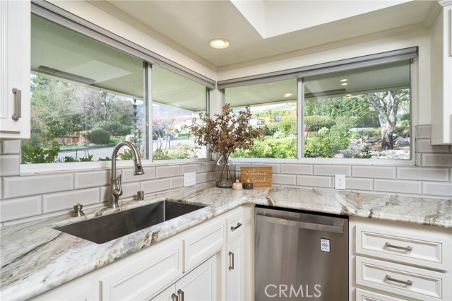 Detail Gallery Image 6 of 39 For 1098 W 25th Street, Upland,  CA 91784 - 4 Beds | 3 Baths