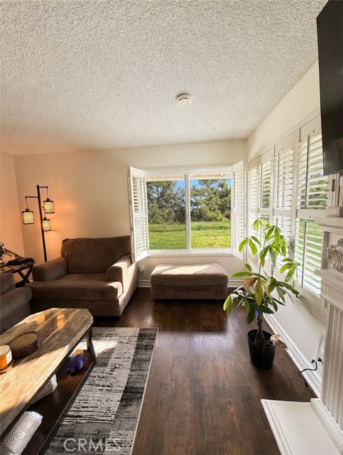 Detail Gallery Image 5 of 26 For 26172 Rainbow Glen, Newhall,  CA 91321 - 2 Beds | 2 Baths