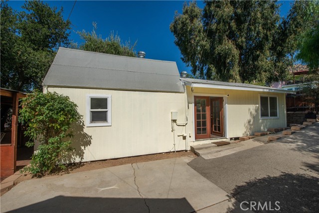 23329 Raymond Street, Chatsworth CA: https://media.crmls.org/medias/352a3c4d-5eab-46ab-ac87-66b12a259fb6.jpg