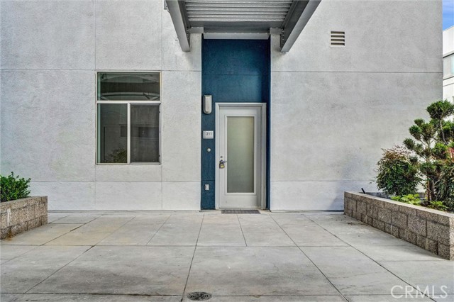 435 W Center Street Promenade, Anaheim CA: https://media.crmls.org/medias/352bd2fd-81b6-40f6-b33b-5056a04d4040.jpg