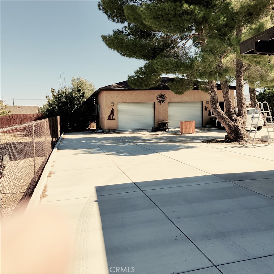 https://media.crmls.org/medias/352d7b75-e311-4f6e-8c7b-d0aeec0d3f25.jpg?preset=X-Large