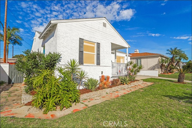 Detail Gallery Image 3 of 41 For 2153 W 111th, Los Angeles,  CA 90047 - 4 Beds | 2 Baths