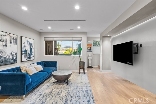 Detail Gallery Image 6 of 19 For 13135 W Lumina, Valley Glen,  CA 91401 - 3 Beds | 4 Baths