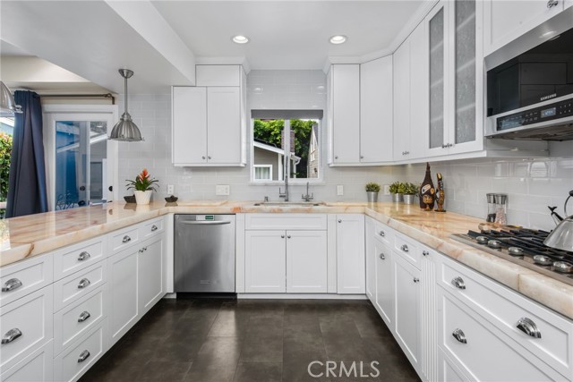 4323 Laurelgrove Avenue, Studio City CA: https://media.crmls.org/medias/352ea3f5-793f-43a5-ae0c-05167b159d7d.jpg