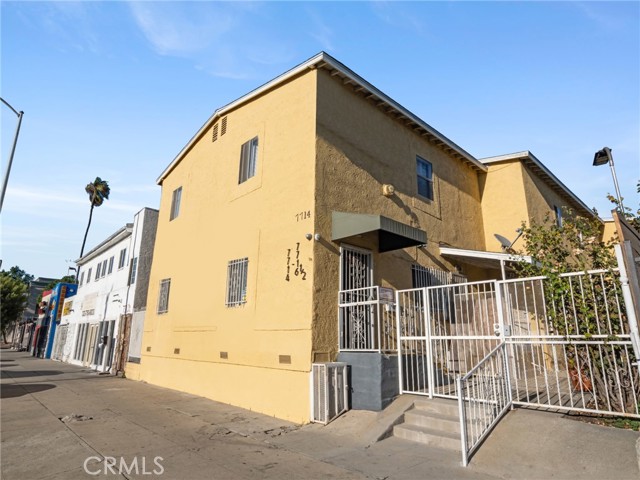 7714 S Broadway, Los Angeles CA: https://media.crmls.org/medias/352f7213-65a7-413f-acbc-c128702b35ba.jpg