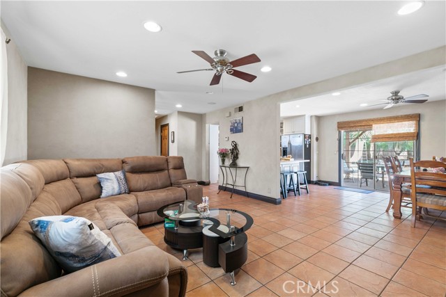 21101 Rosedell Drive, Saugus CA: https://media.crmls.org/medias/352fdfef-752a-4c23-a6da-55cfdf3ae0fa.jpg