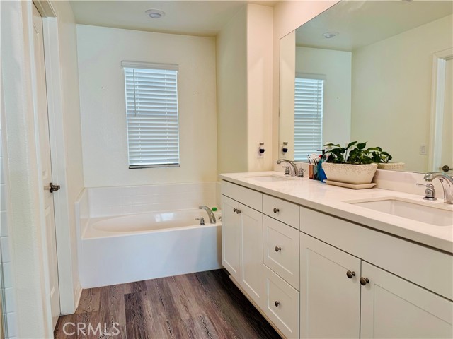 13949 Blossom Way, Eastvale CA: https://media.crmls.org/medias/3530051d-8877-41c6-a863-bf623787fe6d.jpg