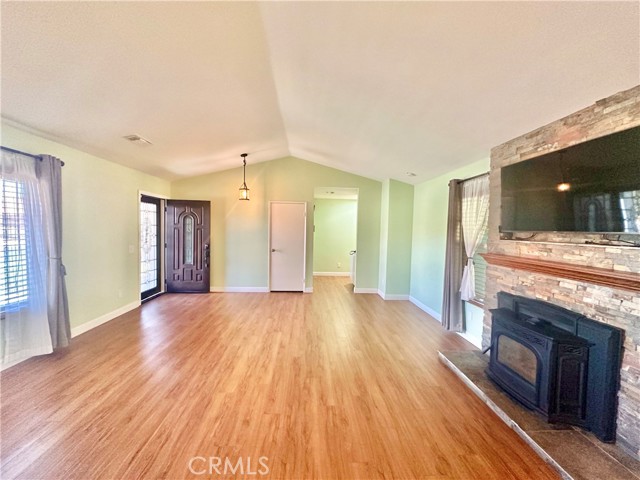 Detail Gallery Image 4 of 35 For 12654 Jade Road, Victorville,  CA 92392 - 4 Beds | 2 Baths