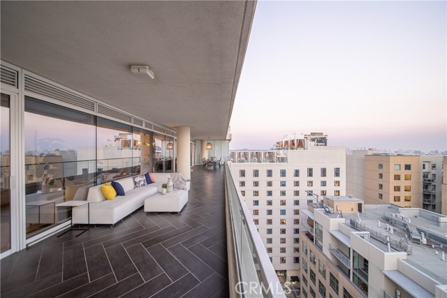 6250 Hollywood Boulevard, Los Angeles CA: https://media.crmls.org/medias/3531274b-6153-4d87-94c2-870835acdf02.jpg