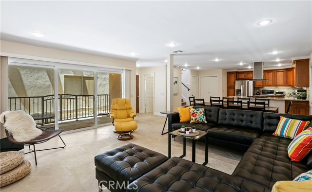 617 Iris Avenue, Corona del Mar CA: https://media.crmls.org/medias/35319018-12a1-4dd4-9b22-aae156a131e2.jpg