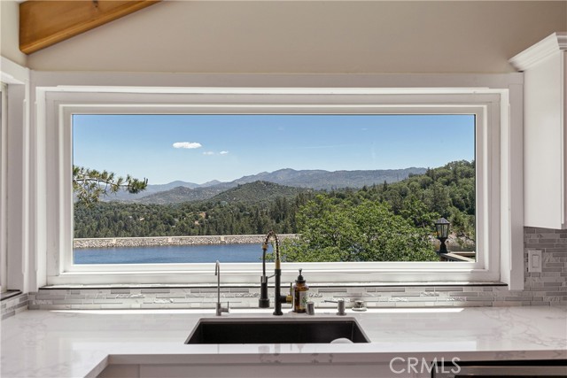 Detail Gallery Image 9 of 40 For 537 Canyon View Rd, Lake Arrowhead,  CA 92321 - 4 Beds | 3/1 Baths