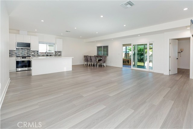 Detail Gallery Image 4 of 22 For 12818 Arminta St, North Hollywood,  CA 91605 - 3 Beds | 3 Baths