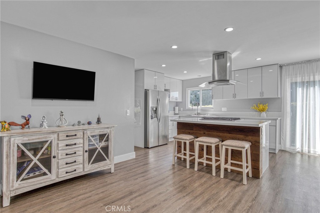 https://media.crmls.org/medias/3533db53-5cdb-47d4-8af7-2b02079792ed.jpg?preset=X-Large