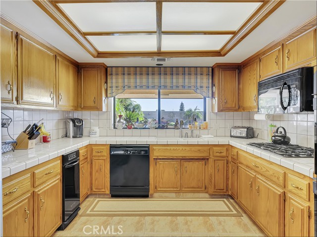 Detail Gallery Image 9 of 32 For 6209 Spring Valley Dr, Bakersfield,  CA 93308 - 3 Beds | 2 Baths