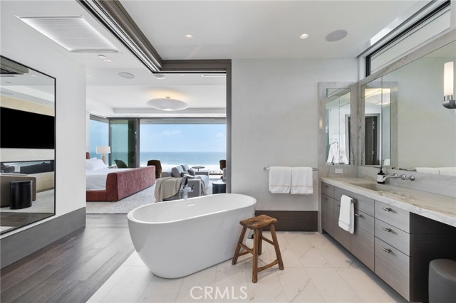 716 The Strand, Manhattan Beach CA: https://media.crmls.org/medias/353c4ca0-88f7-4b59-8f06-63a6814dd326.jpg