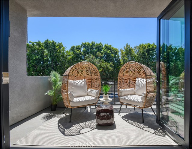 Detail Gallery Image 1 of 1 For 922 N Ridgewood Place, Los Angeles,  CA 90038 - 3 Beds | 3/1 Baths