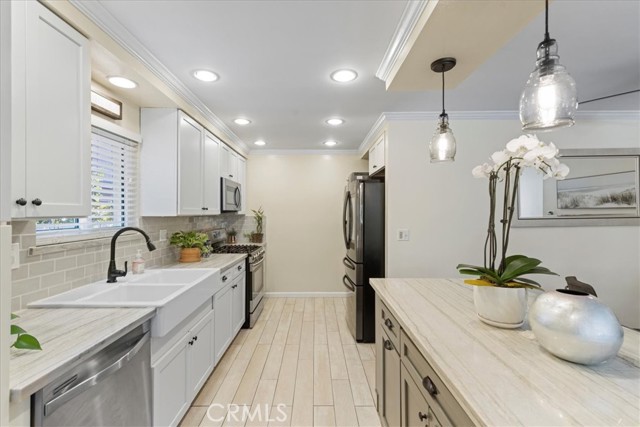 15216 Magnolia Boulevard, 1 photo 4