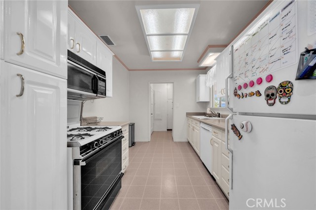 5514 Bellflower Blvd, Lakewood CA: https://media.crmls.org/medias/3540f0a8-2dee-4b17-88c7-e3e3cb9badc9.jpg