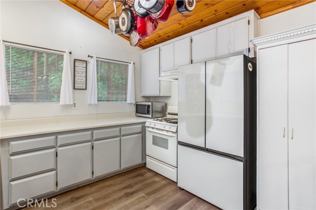 9269 Wood Road, Forest Falls CA: https://media.crmls.org/medias/35414d1d-afbf-4980-84ca-2eb306deac01.jpg