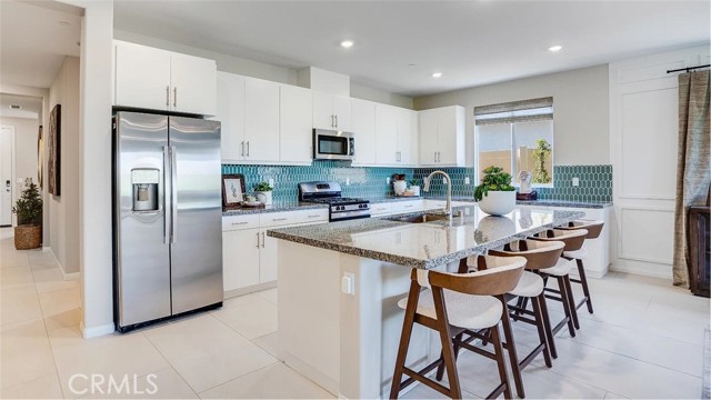 Detail Gallery Image 3 of 26 For 17561 Bassets St, Hesperia,  CA 92345 - 5 Beds | 3 Baths