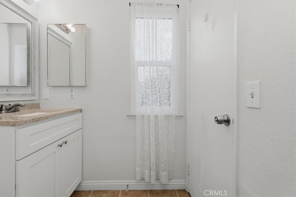 https://media.crmls.org/medias/35431b38-d593-454c-85d6-500c1617d557.jpg?preset=X-Large