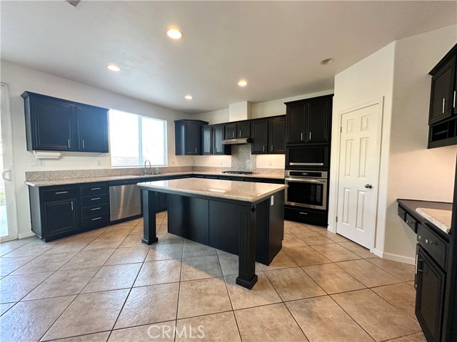 Detail Gallery Image 8 of 47 For 33564 Blue Water Way, Temecula,  CA 92592 - 4 Beds | 3 Baths