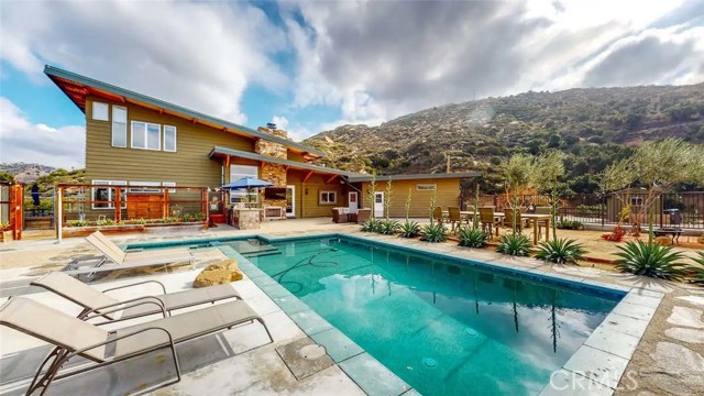 Detail Gallery Image 2 of 36 For 7300 Santa Susana Pass Rd, Simi Valley,  CA 93063 - 3 Beds | 2/1 Baths