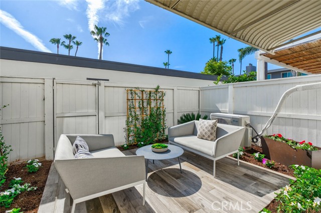 Detail Gallery Image 16 of 33 For 1074 Buckingham, Newport Beach,  CA 92660 - 2 Beds | 2/1 Baths