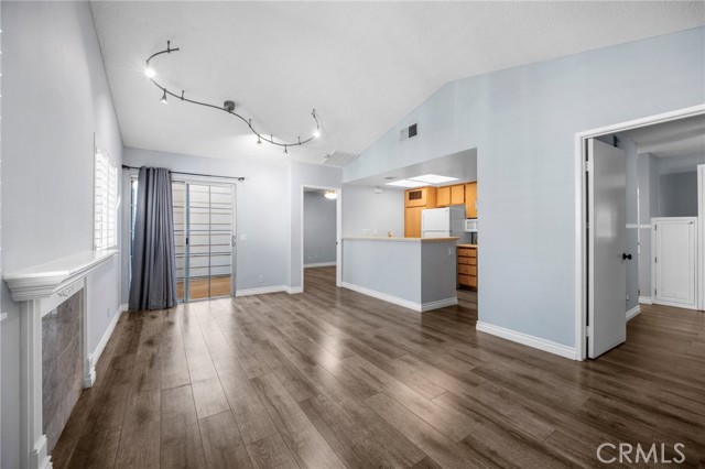 Detail Gallery Image 2 of 19 For 7025 Glade Ave #11,  Canoga Park,  CA 91303 - 2 Beds | 2 Baths