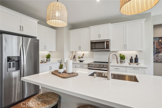 Detail Gallery Image 8 of 20 For 6377 Moonfire Ln, Fontana,  CA 92336 - 4 Beds | 3 Baths