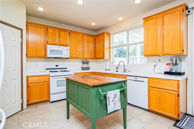 15138 Holiday Drive, Fontana CA: https://media.crmls.org/medias/354bd6fb-e28c-4e1f-971d-d1adf5f0eeef.jpg