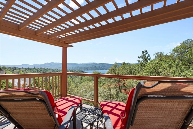 1088 Nadelhorn Drive, Lake Arrowhead CA: https://media.crmls.org/medias/354e5916-9be8-4da6-887a-eba72976096b.jpg
