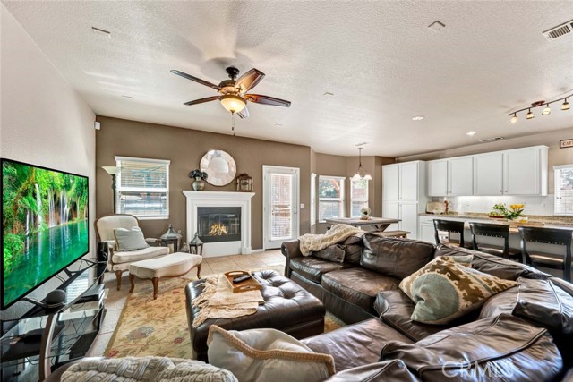 Detail Gallery Image 11 of 49 For 4100 Waterville Ct, Palmdale,  CA 93551 - 6 Beds | 3 Baths