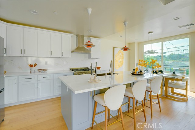 712 N Chestnut Avenue, Los Angeles CA: https://media.crmls.org/medias/35514146-342c-4b9b-bf20-7944e7e1e39e.jpg