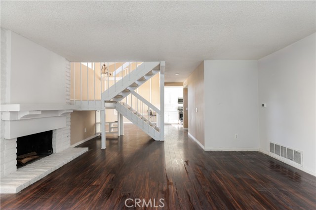 Detail Gallery Image 5 of 16 For 2512 N Tustin #D,  Santa Ana,  CA 92705 - 4 Beds | 2/1 Baths