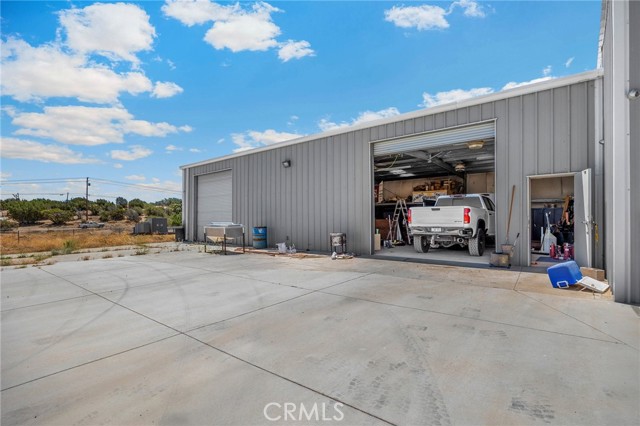 8277 Macron Street, Oak Hills CA: https://media.crmls.org/medias/3553f7f1-ecca-410d-acec-8ff038552813.jpg
